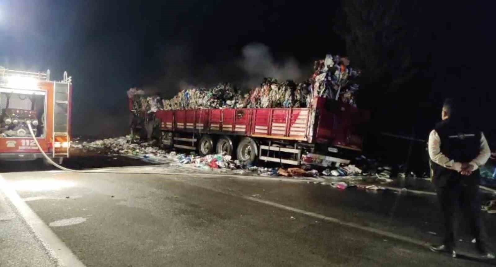 Çorum’da çöp yüklü tır alev alev yandı