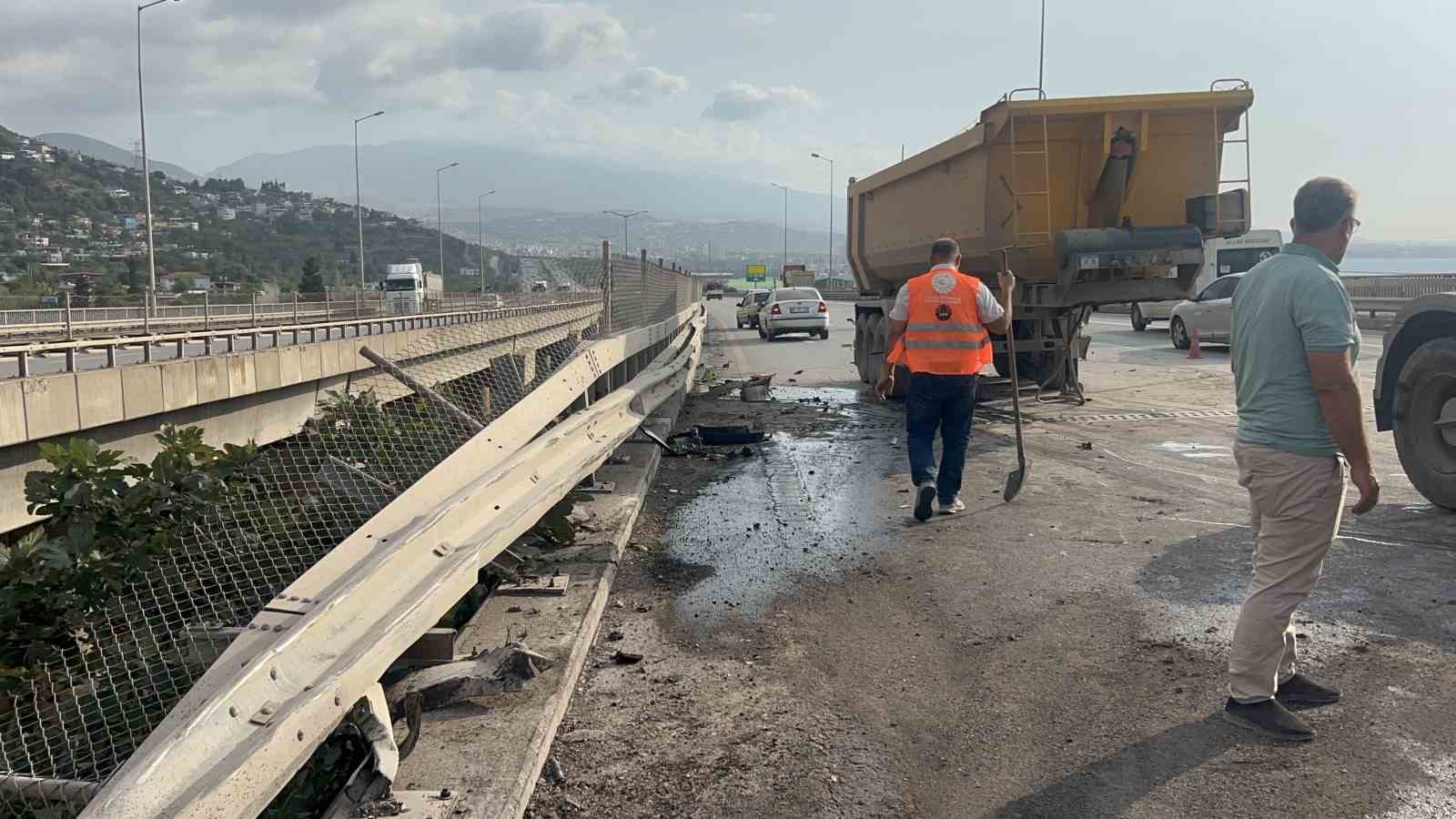 Hatay’da kontrolden çıkan tır bariyerlere saplandı