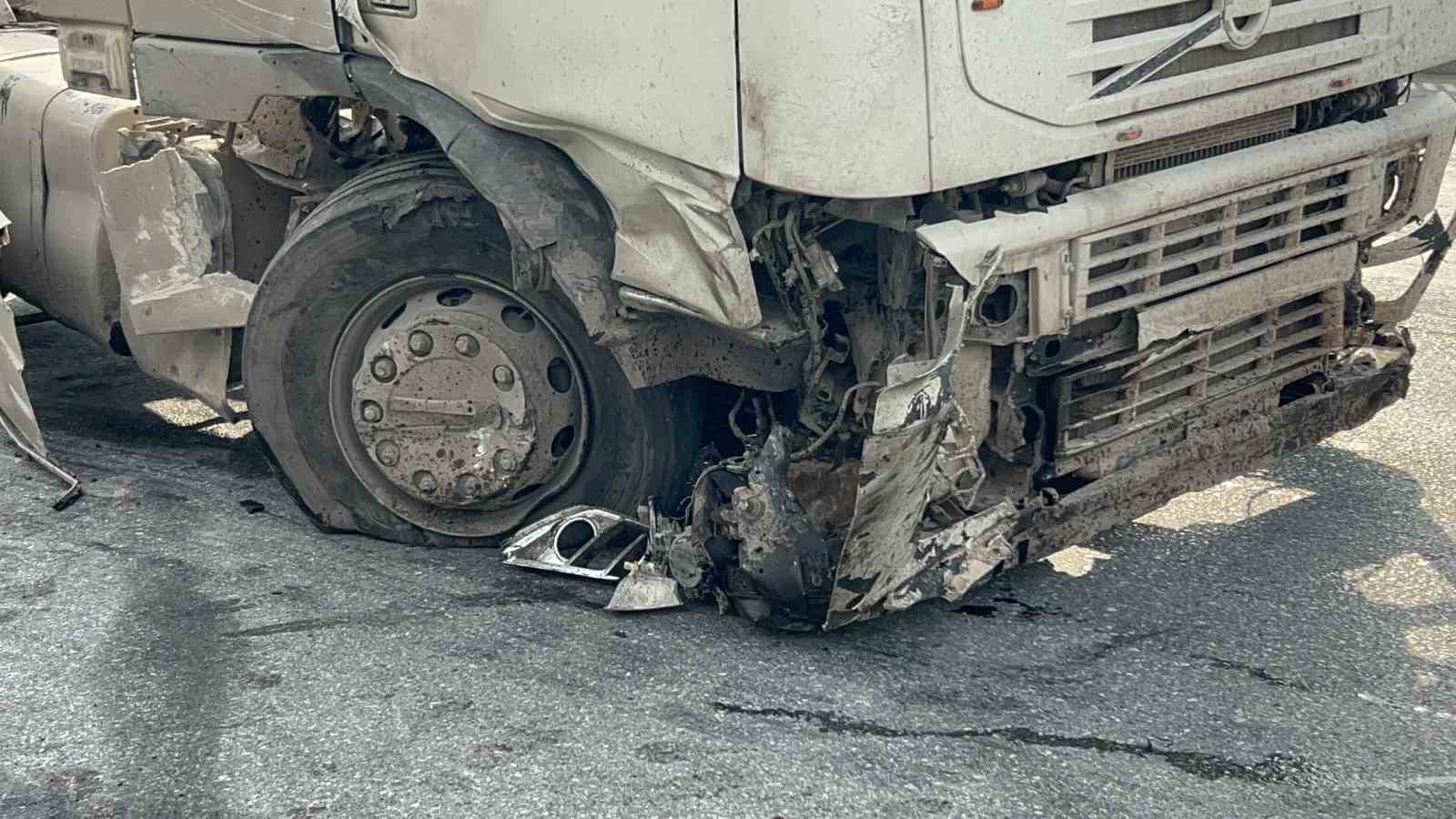 Hatay’da kontrolden çıkan tır bariyerlere saplandı