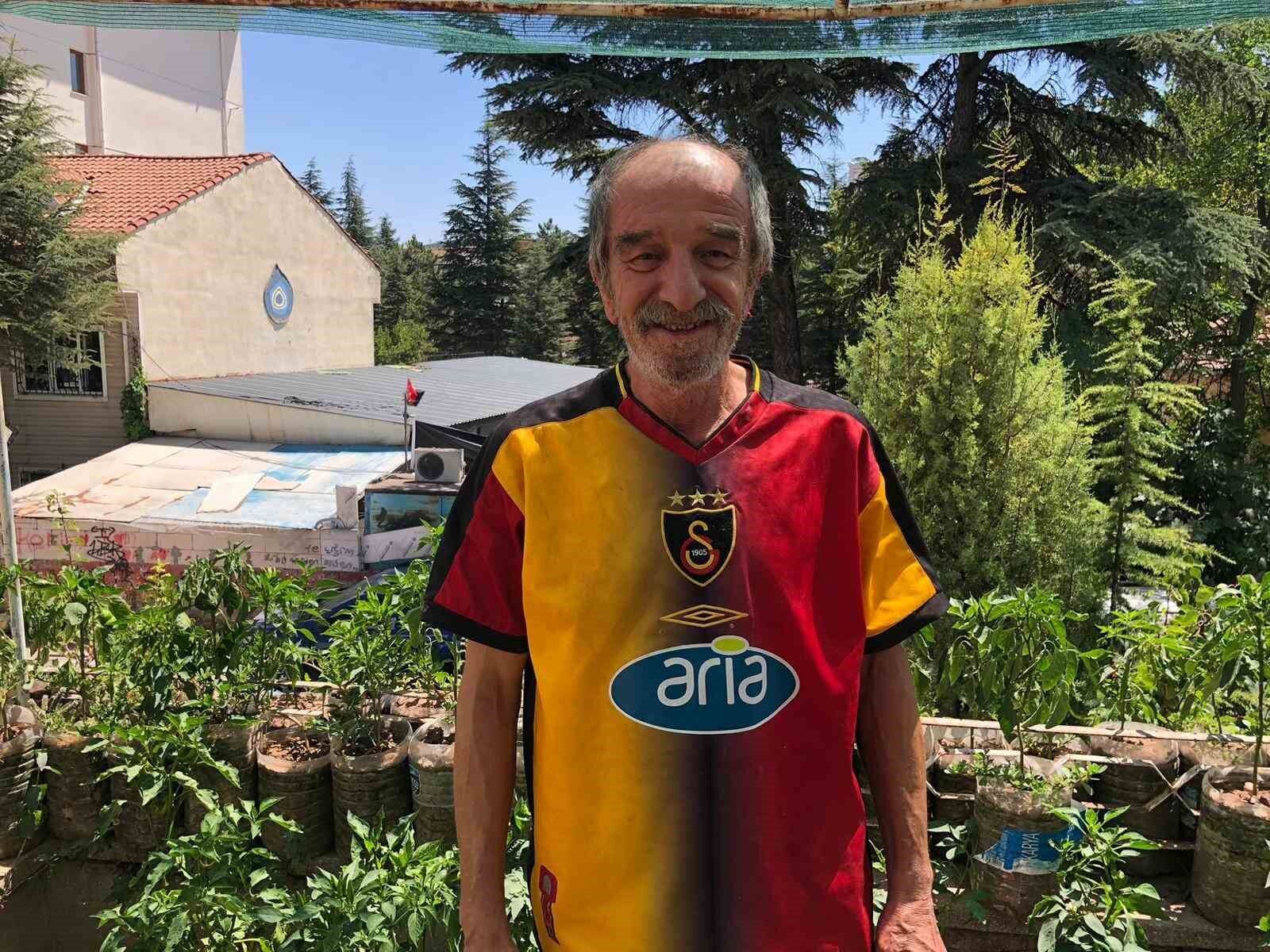 Eskişehirli esnaf iş yerinin balkonunu bahçeye çevirdi