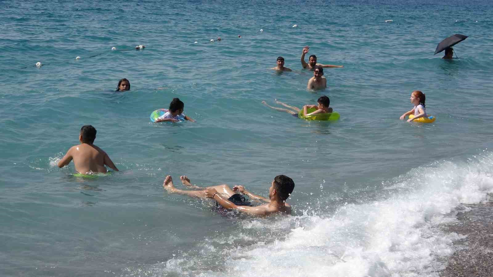 Van Gölü mavi bayraklı plajıyla tatilcilerin akınına uğradı