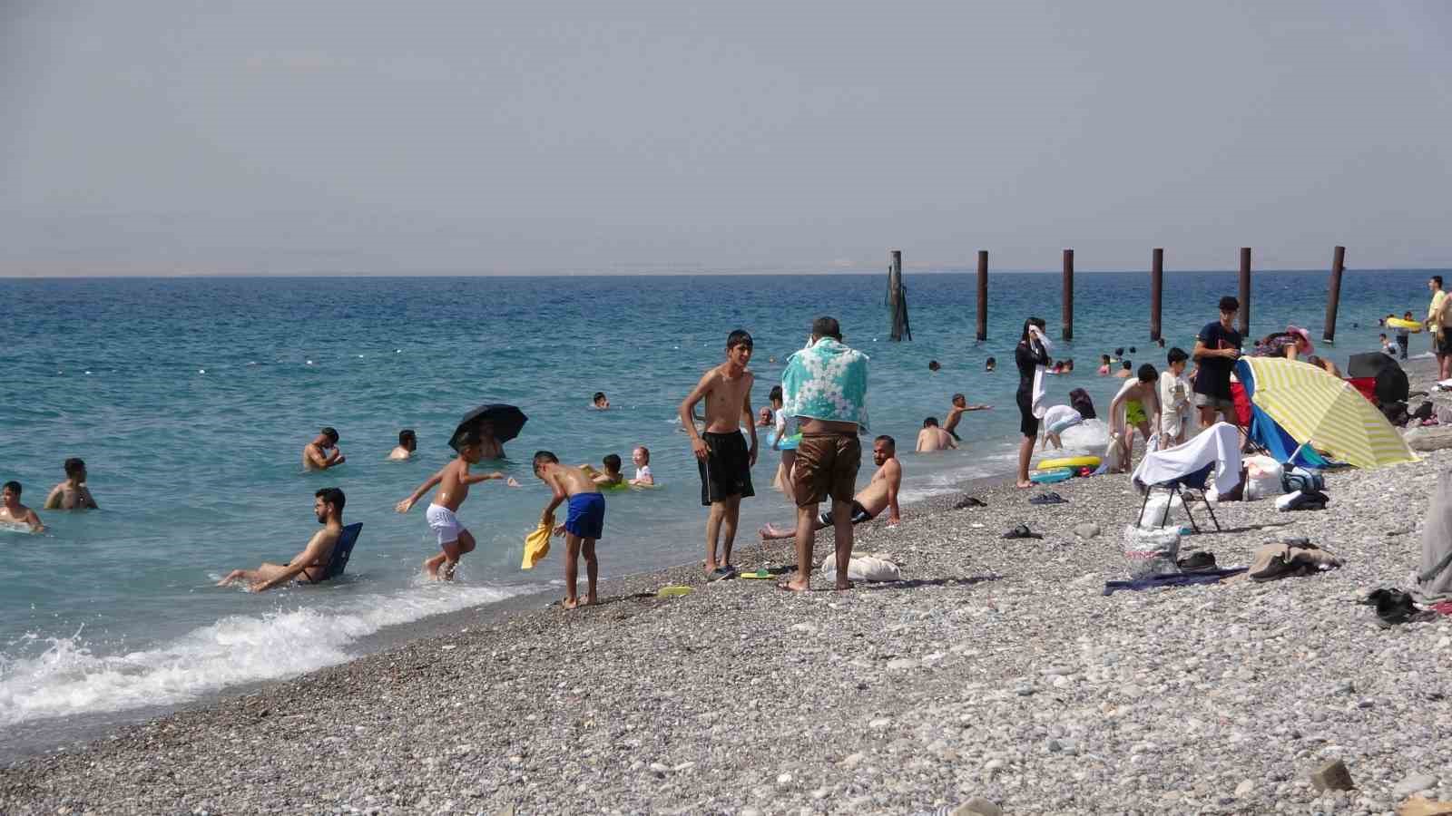 Van Gölü mavi bayraklı plajıyla tatilcilerin akınına uğradı