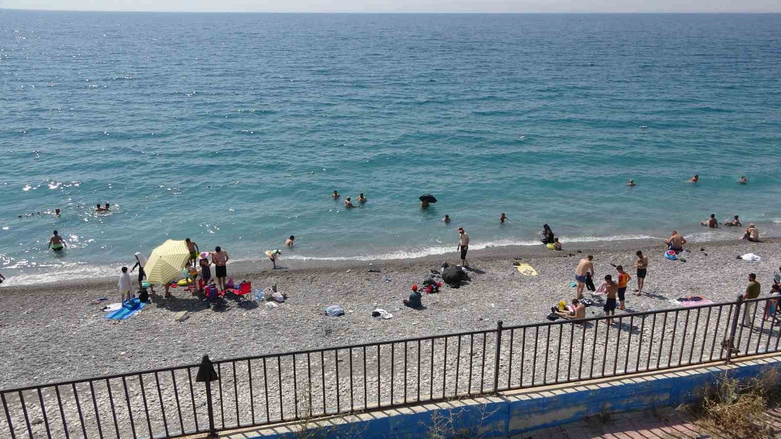 Van Gölü mavi bayraklı plajıyla tatilcilerin akınına uğradı