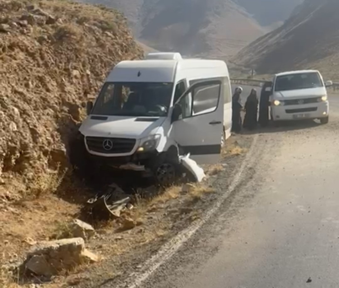 Mercedes minibüs kaza yaptı: 18 yolcu ölümden döndü