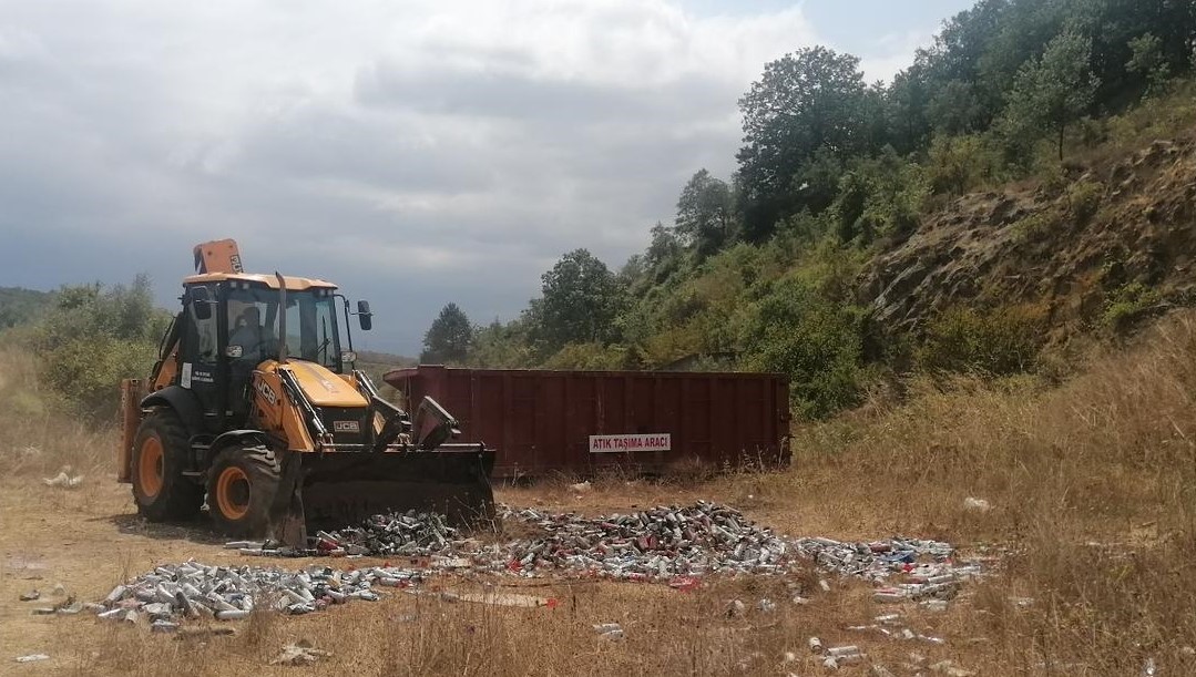 Ormana bırakılan yüzlerce sprey kutusu paniğe sebep oldu