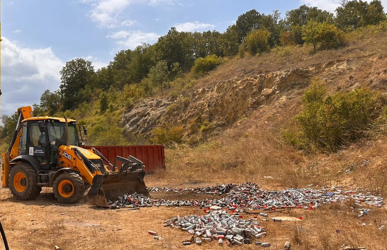 Ormana bırakılan yüzlerce sprey kutusu paniğe sebep oldu