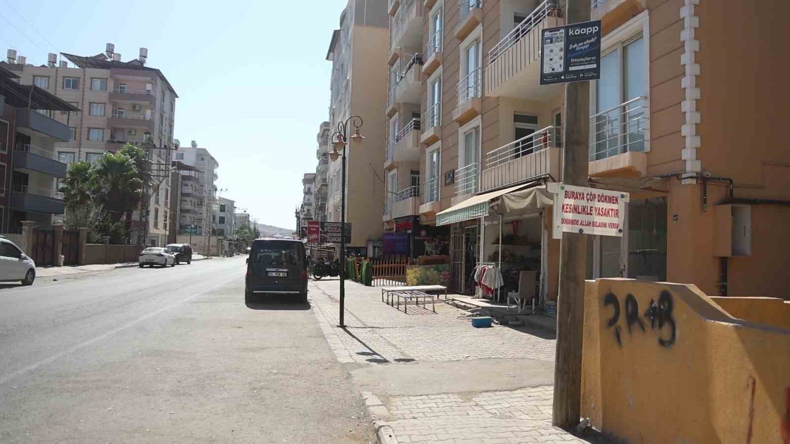 Çöp sorununa ‘Buraya çöp dökmek kesinlikle yasaktır, dökenin Allah belasını versin’ sözlerinin olduğu tabelayı asarak son verdi