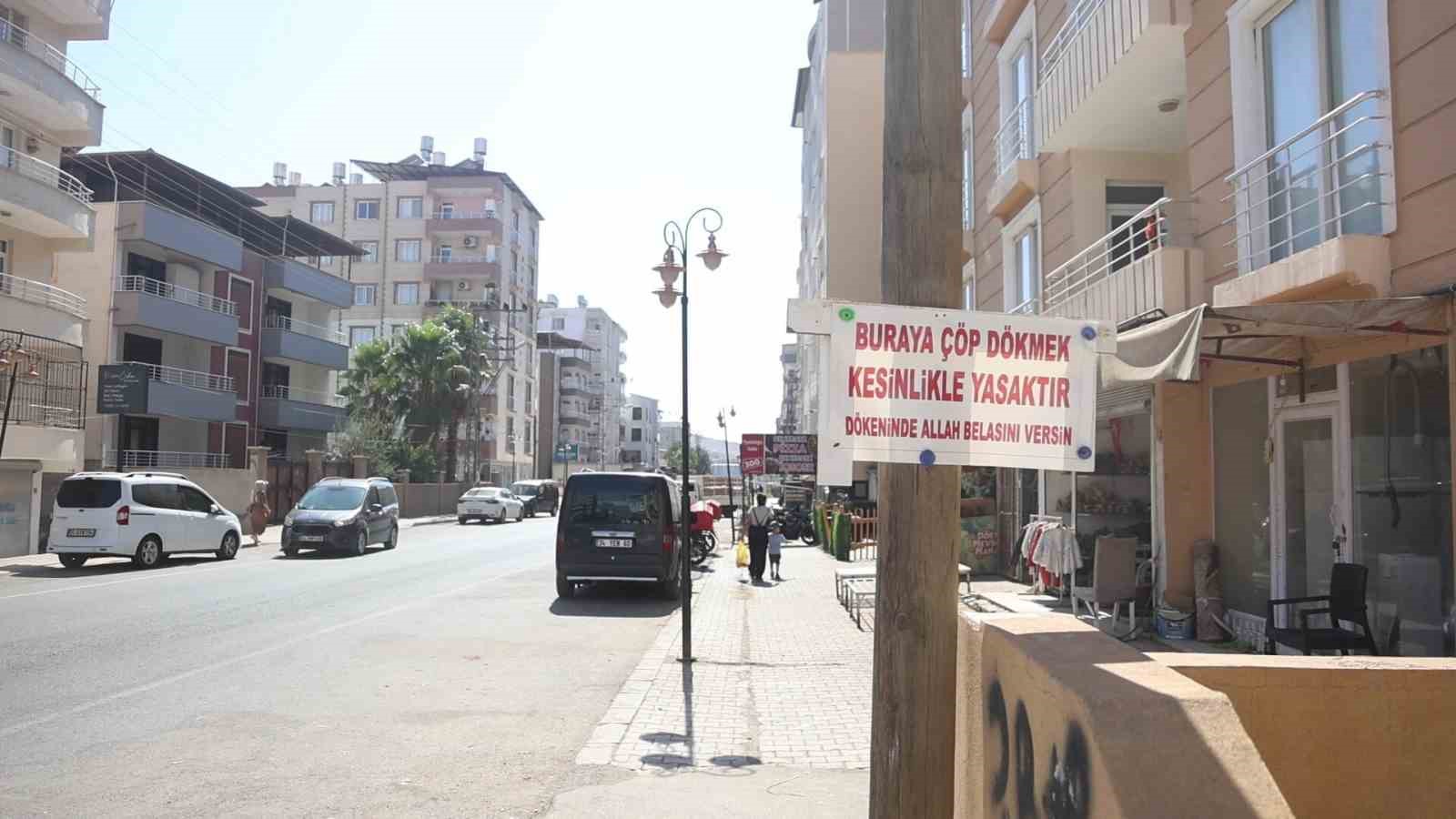 Çöp sorununa ‘Buraya çöp dökmek kesinlikle yasaktır, dökenin Allah belasını versin’ sözlerinin olduğu tabelayı asarak son verdi