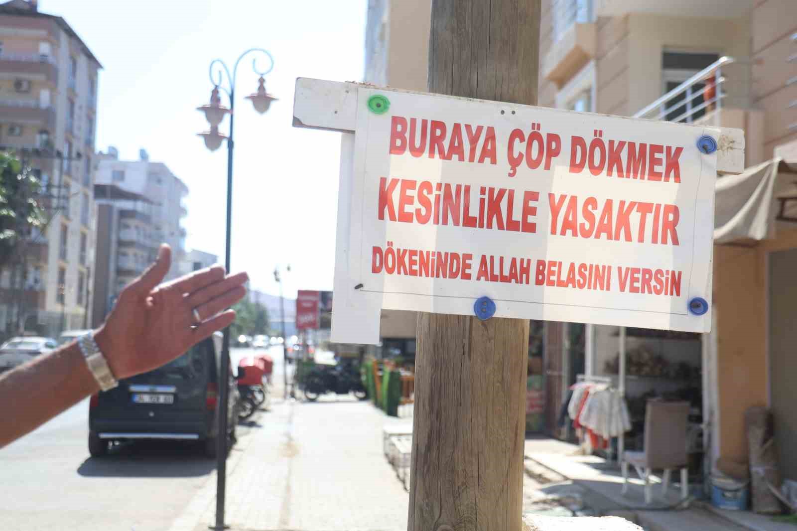 Çöp sorununa ‘Buraya çöp dökmek kesinlikle yasaktır, dökenin Allah belasını versin’ sözlerinin olduğu tabelayı asarak son verdi