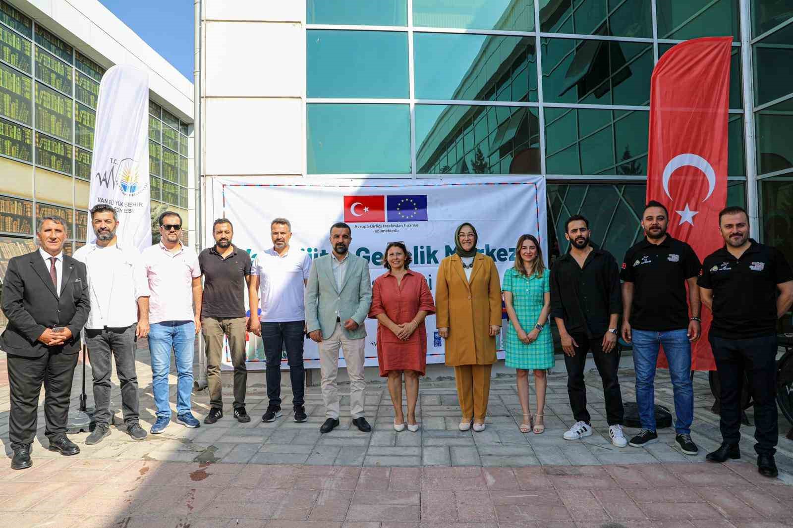 Van Büyükşehir Belediyesi, dijital gençlik merkezinin kapılarını hizmete açtı