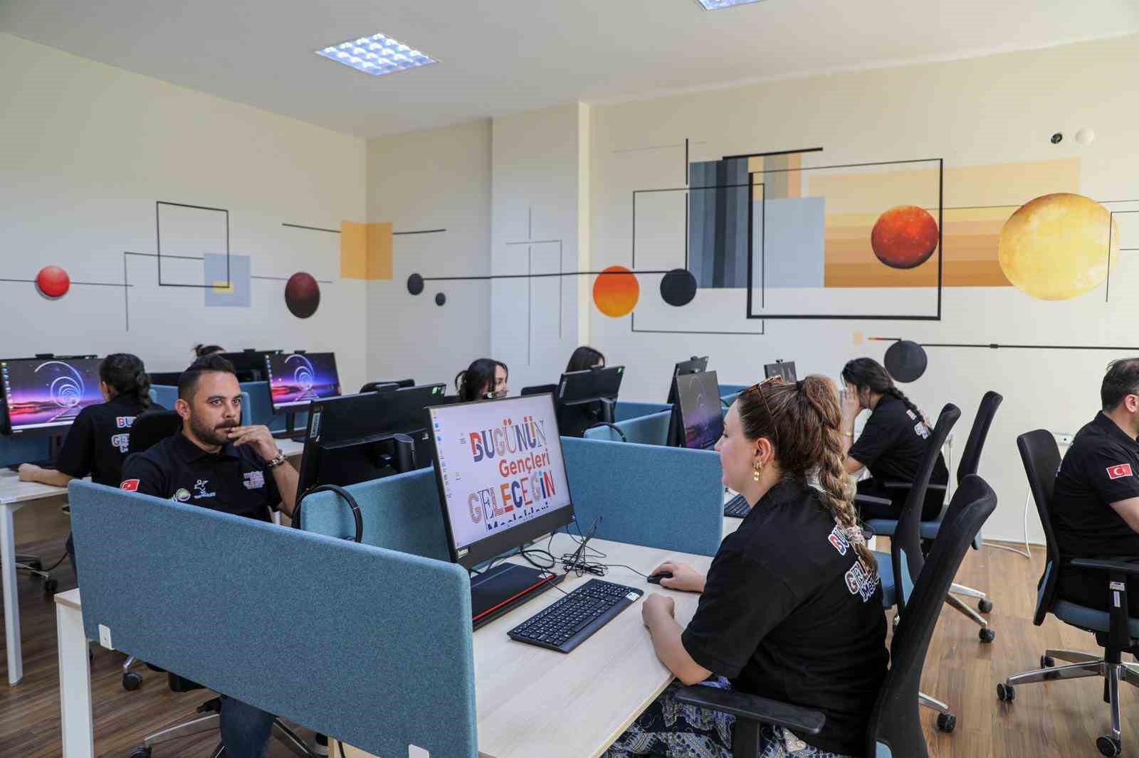 Van Büyükşehir Belediyesi, dijital gençlik merkezinin kapılarını hizmete açtı