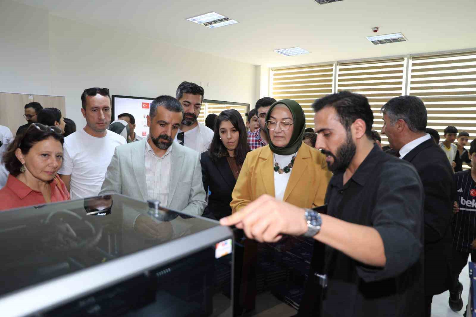 Van Büyükşehir Belediyesi, dijital gençlik merkezinin kapılarını hizmete açtı