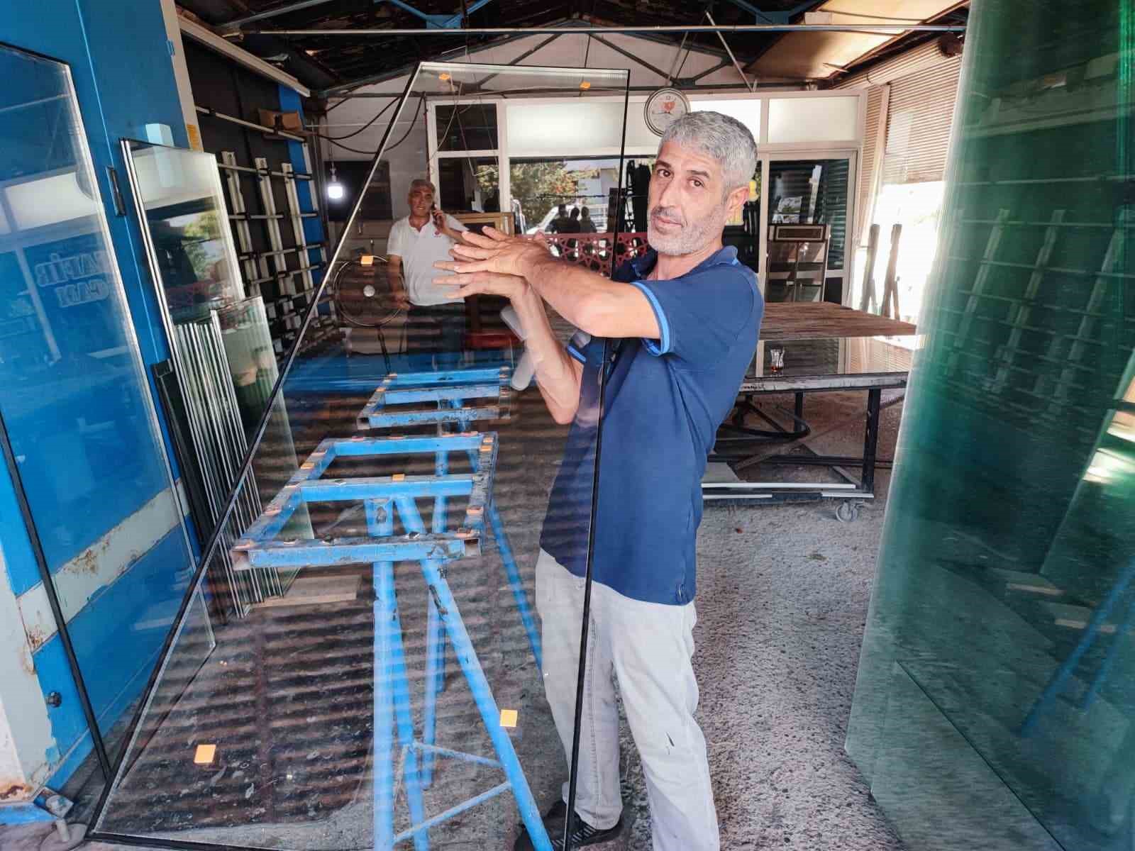 5 bin liralık cam aldı parasını ödemeden gitti