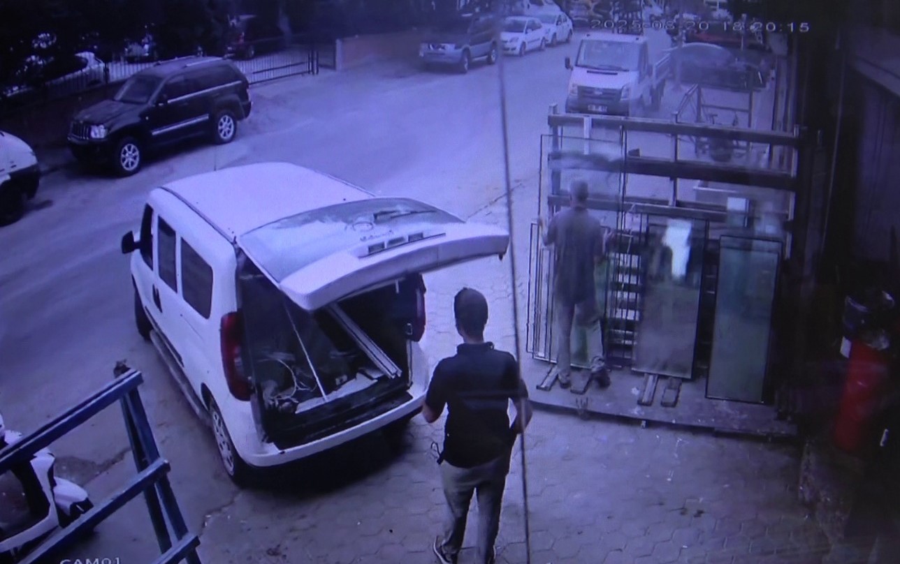5 bin liralık cam aldı parasını ödemeden gitti