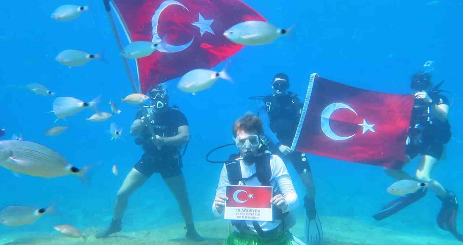 Deniz dibinde Türk bayraklı 30 Ağustos kutlaması