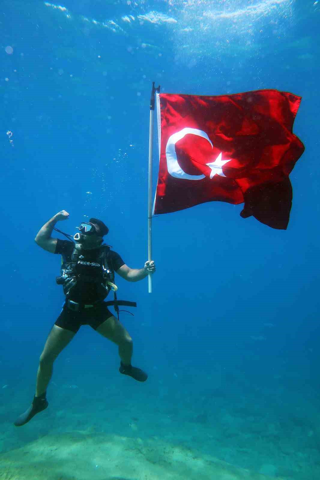 Deniz dibinde Türk bayraklı 30 Ağustos kutlaması