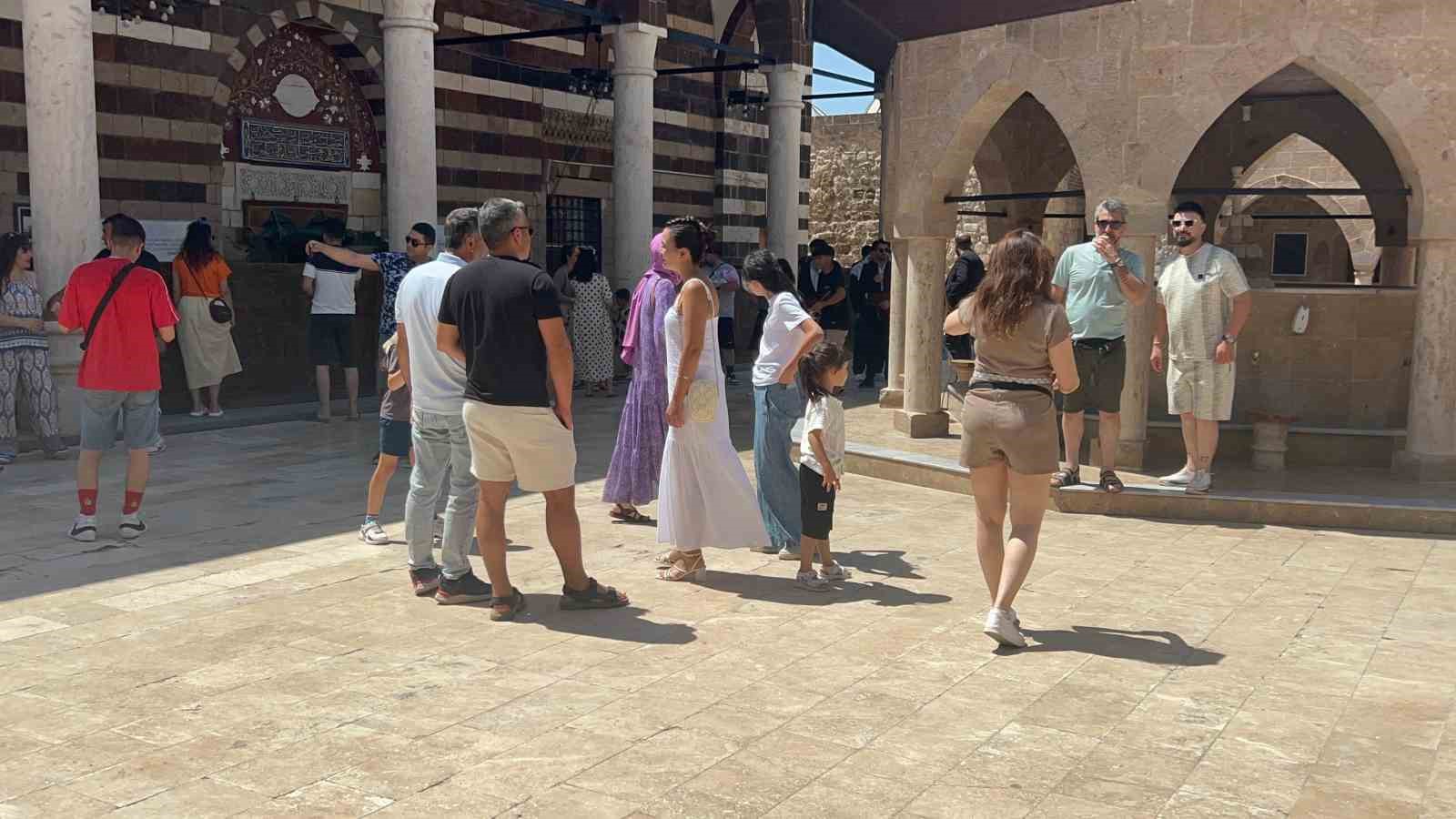 Van’da tarihi camiyi uygunsuz kıyafetlerle ziyaret eden turistlerle ilgili tartışma sürüyor