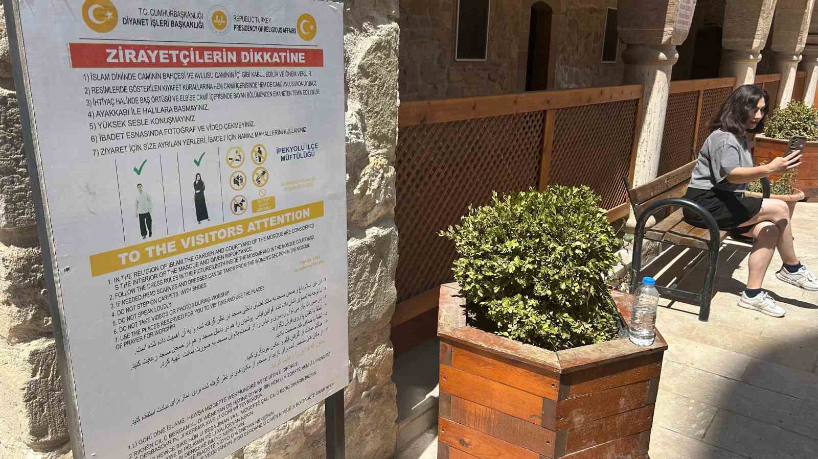 Van’da tarihi camiyi uygunsuz kıyafetlerle ziyaret eden turistlerle ilgili tartışma sürüyor