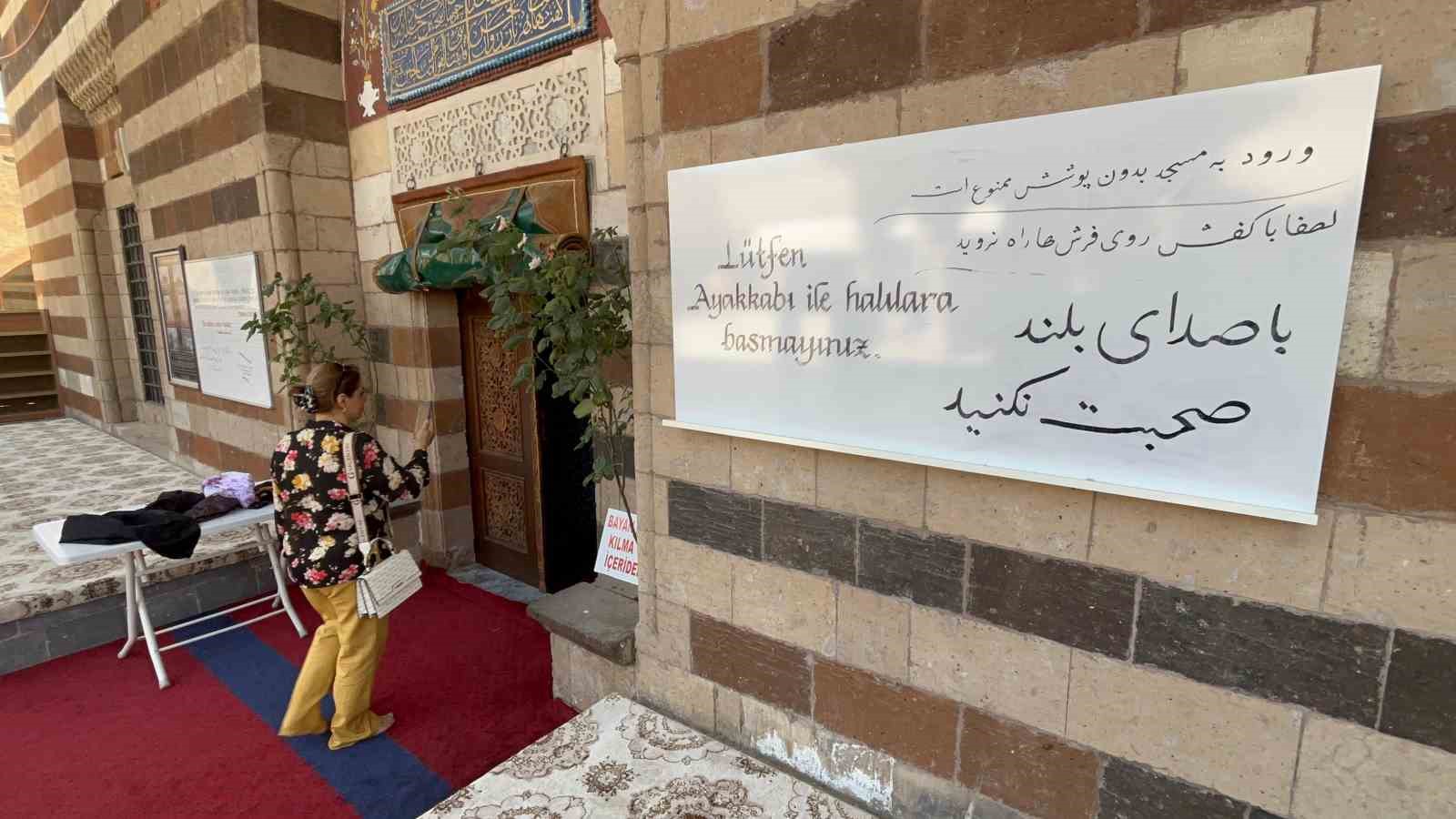 Van’da tarihi camiyi uygunsuz kıyafetlerle ziyaret eden turistlerle ilgili tartışma sürüyor