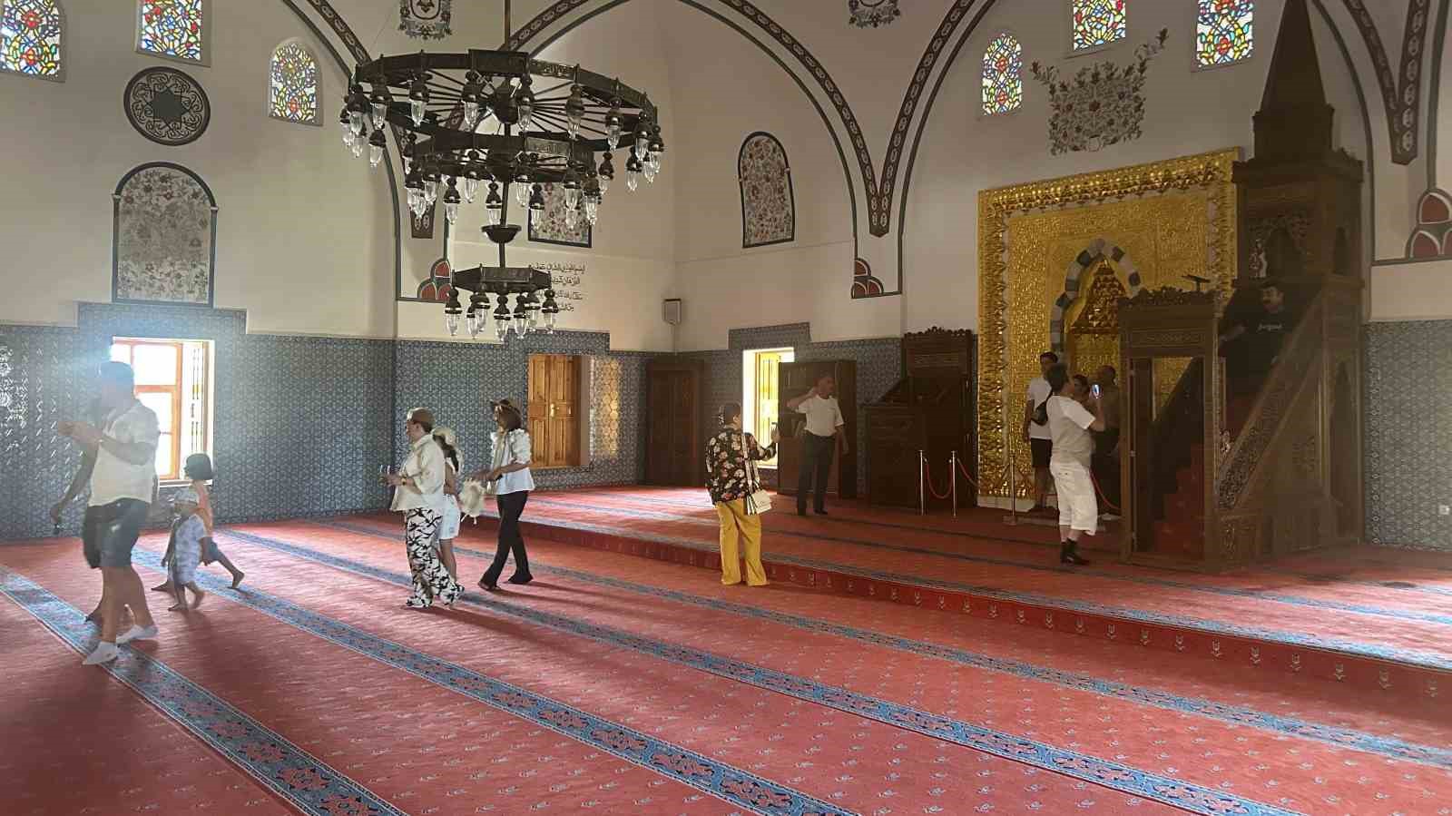 Van’da tarihi camiyi uygunsuz kıyafetlerle ziyaret eden turistlerle ilgili tartışma sürüyor