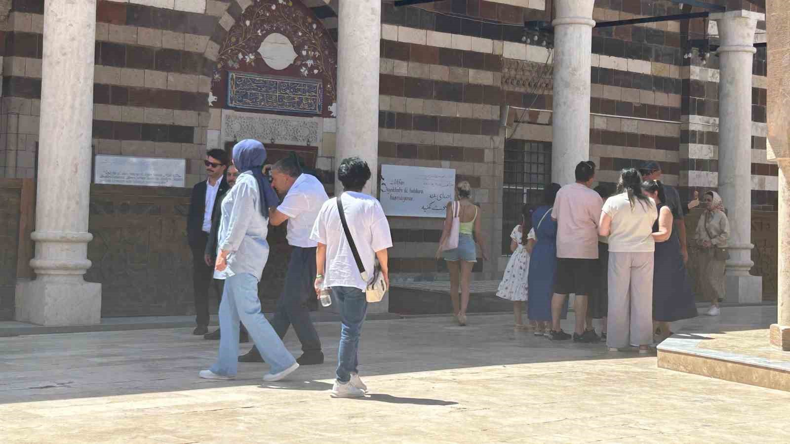 Van’da tarihi camiyi uygunsuz kıyafetlerle ziyaret eden turistlerle ilgili tartışma sürüyor