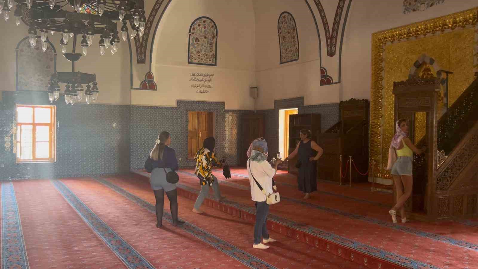 Van’da tarihi camiyi uygunsuz kıyafetlerle ziyaret eden turistlerle ilgili tartışma sürüyor