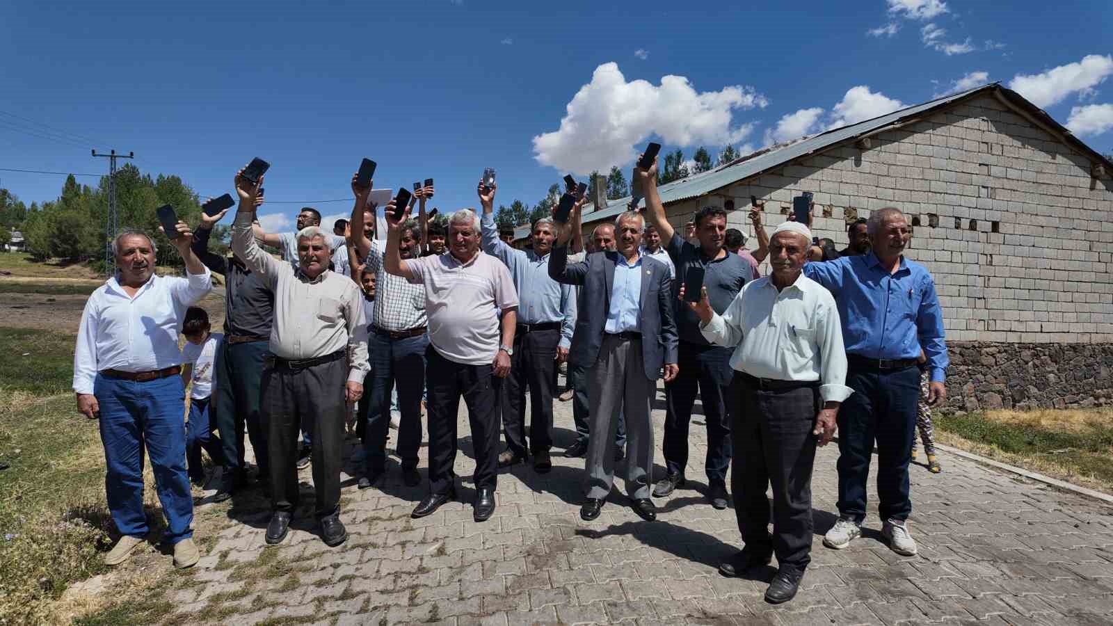 Telefonla konuşmak için minareye çıkıyorlar