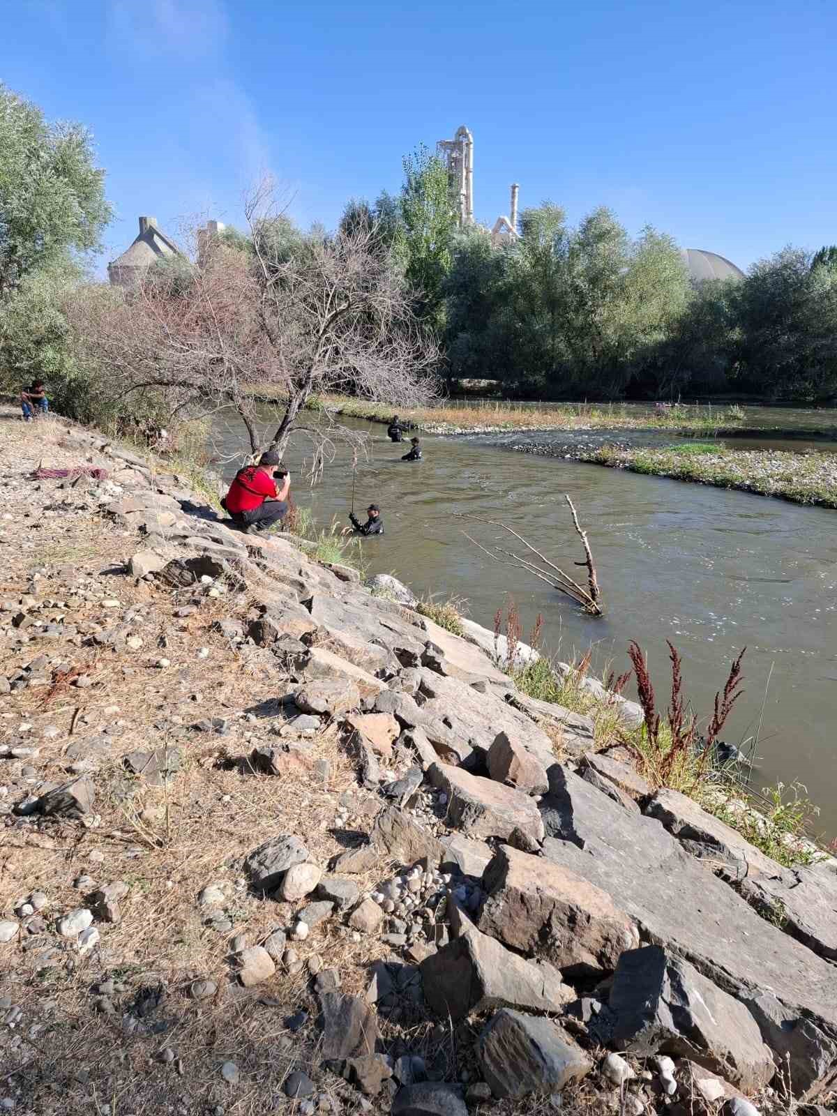Karasu nehrine kapılan yolcuyu arama çalışmalarına devam ediliyor