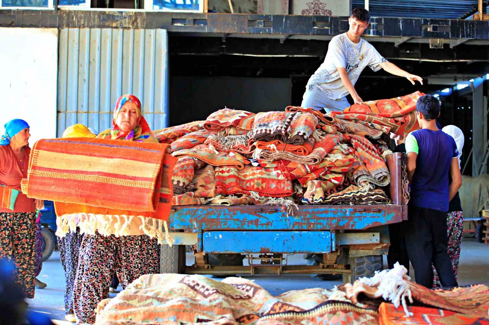 Antalya’da buğday tarlalarında halı hasatı başladı