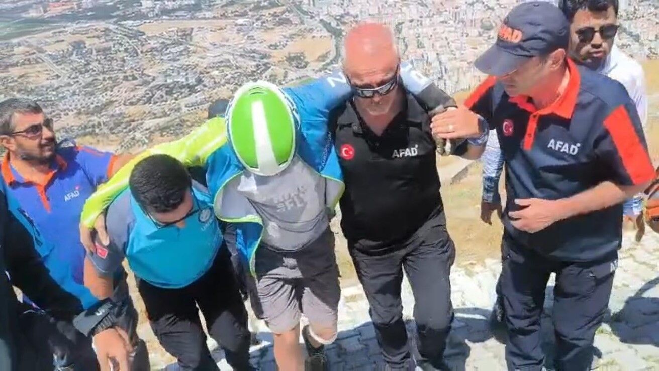 Kayseri’de yamaç paraşütçüsü havalanmaya çalışırken yuvarlanarak yaralandı