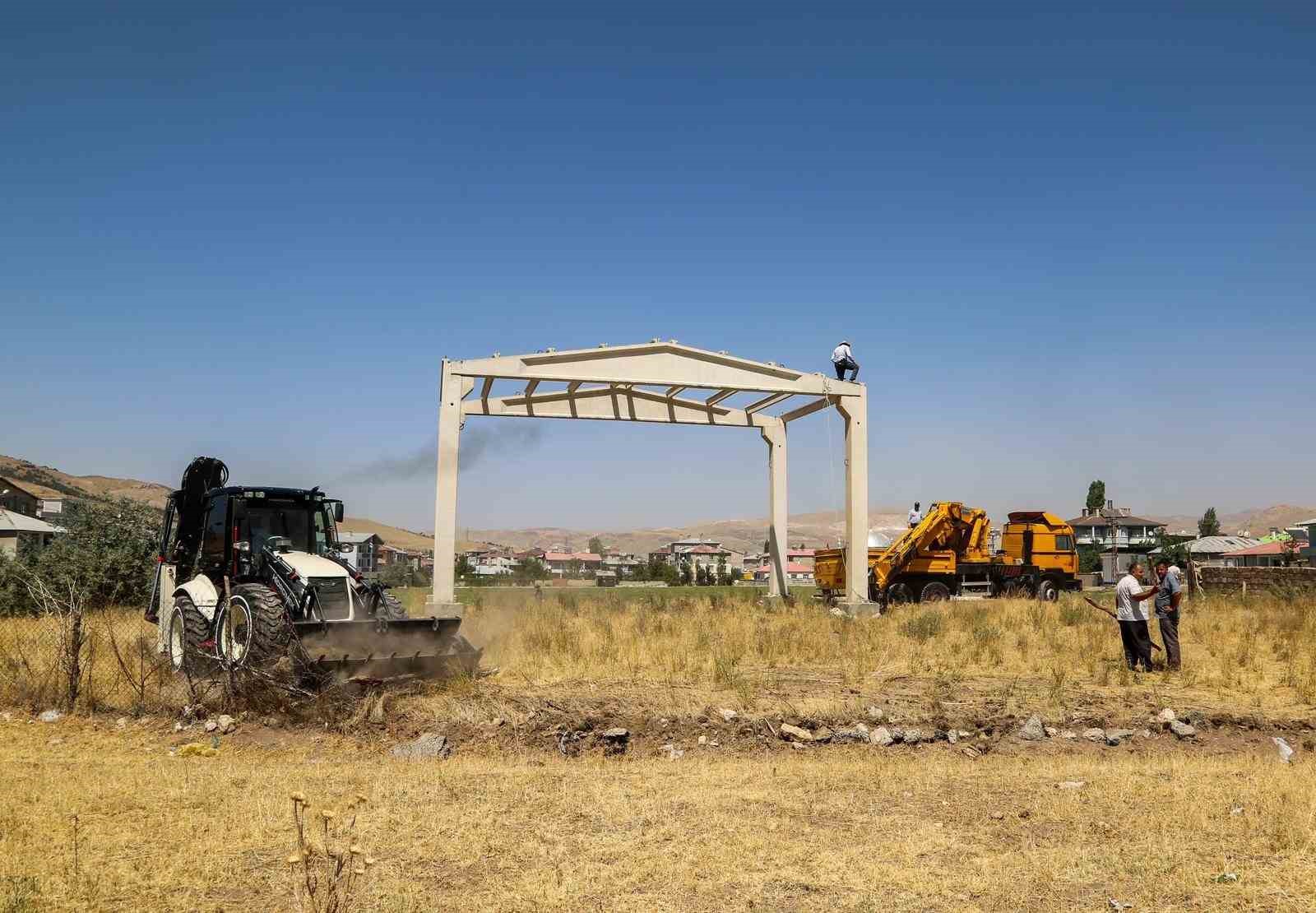 Van’da kamu alanlarını işgal eden yapıları kaldırıyor