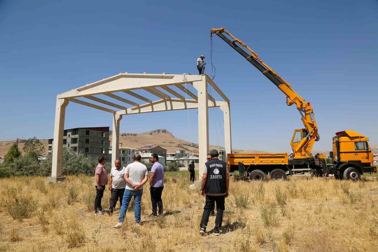 Van’da kamu alanlarını işgal eden yapıları kaldırıyor