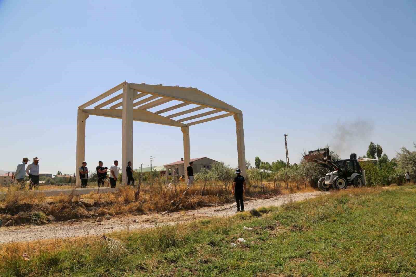 Van’da kamu alanlarını işgal eden yapıları kaldırıyor