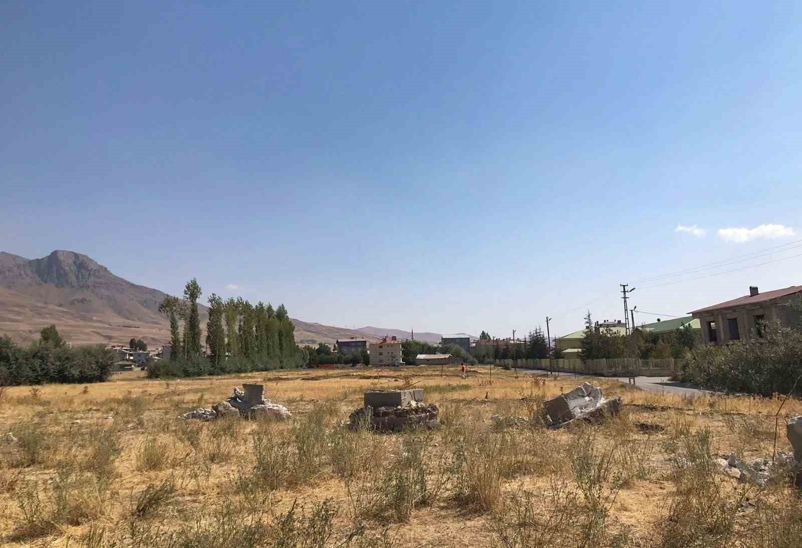 Van’da kamu alanlarını işgal eden yapıları kaldırıyor