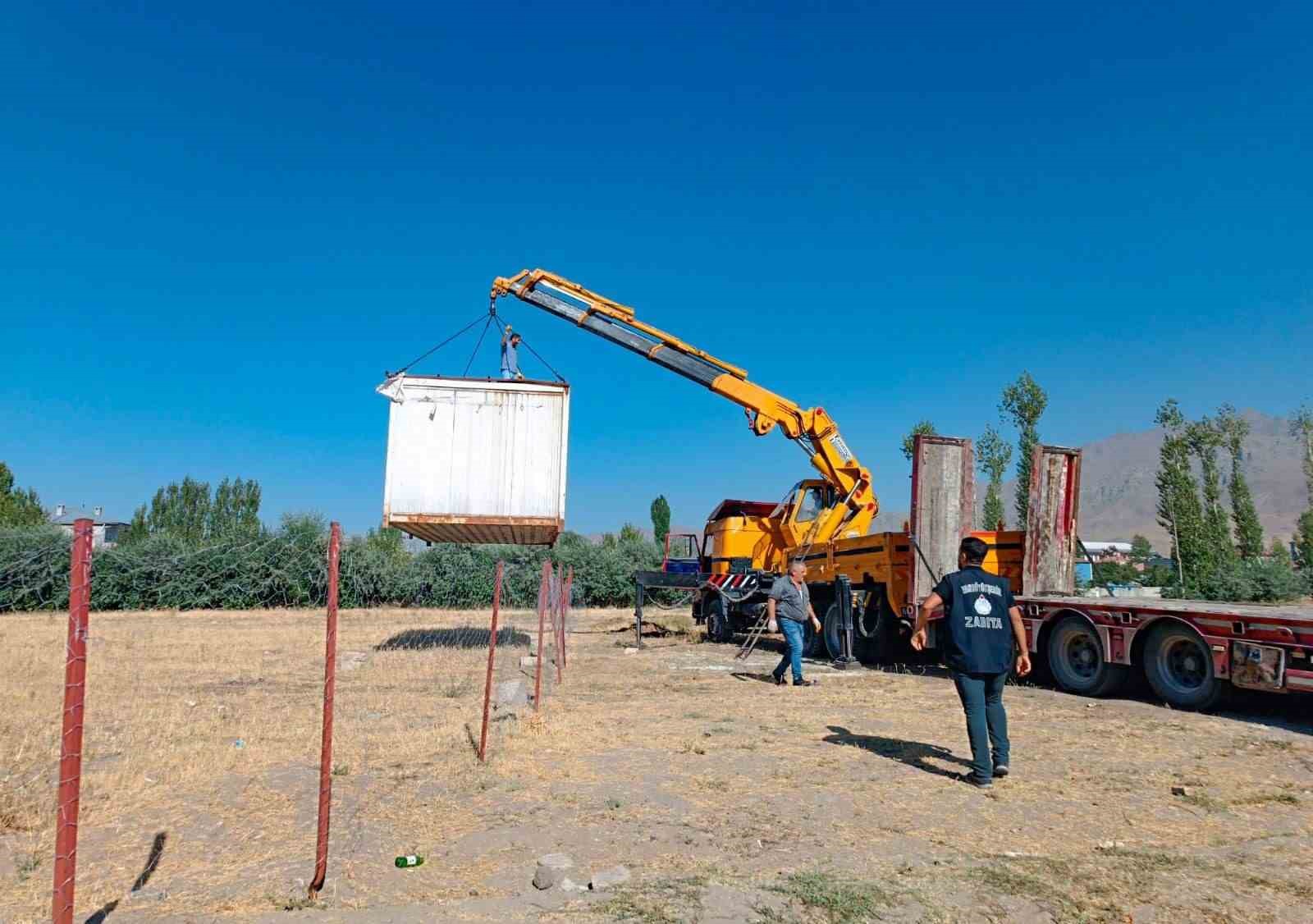 Van’da kamu alanlarını işgal eden yapıları kaldırıyor