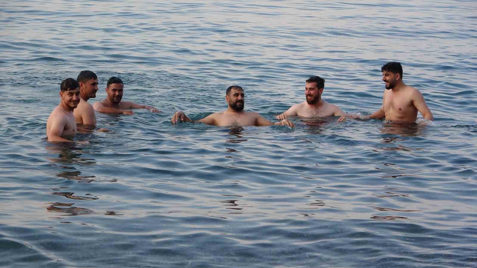 Sıcaktan bunalanlar Van Gölü’nde yüzerek serinliyor