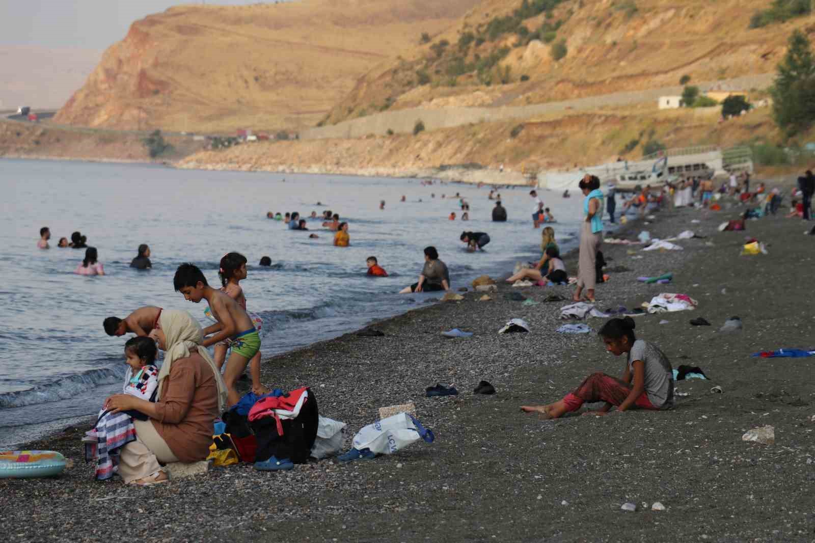 Sıcaktan bunalanlar Van Gölü’nde yüzerek serinliyor