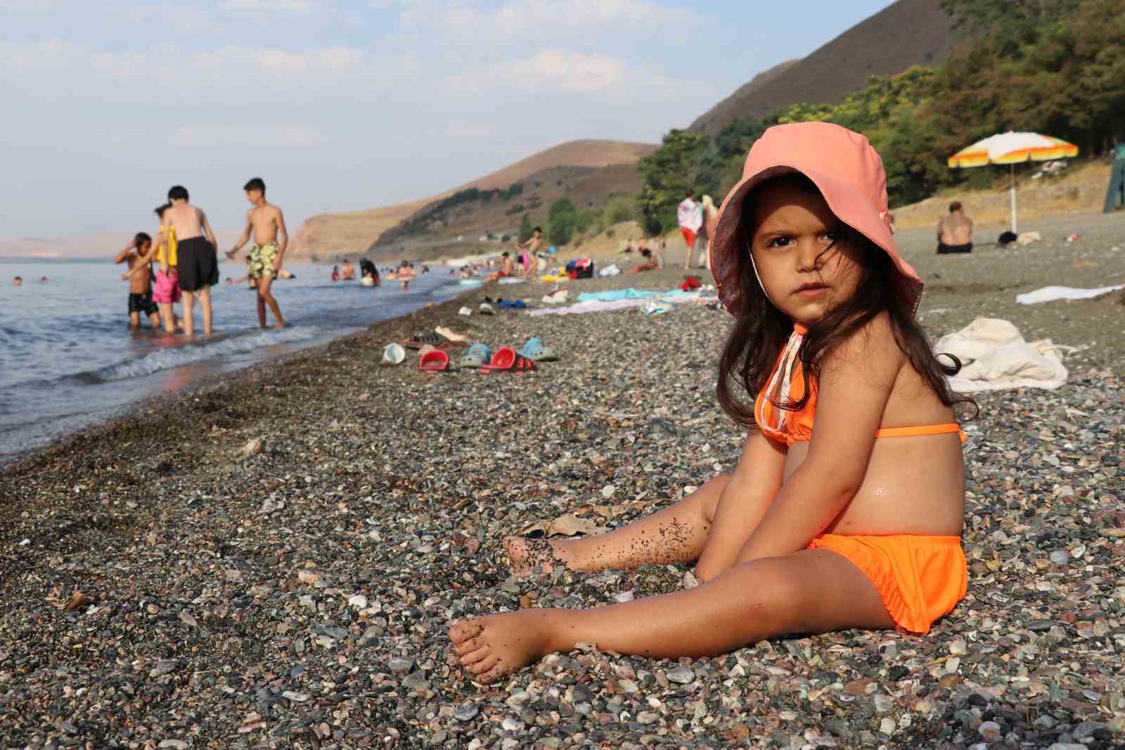 Sıcaktan bunalanlar Van Gölü’nde yüzerek serinliyor