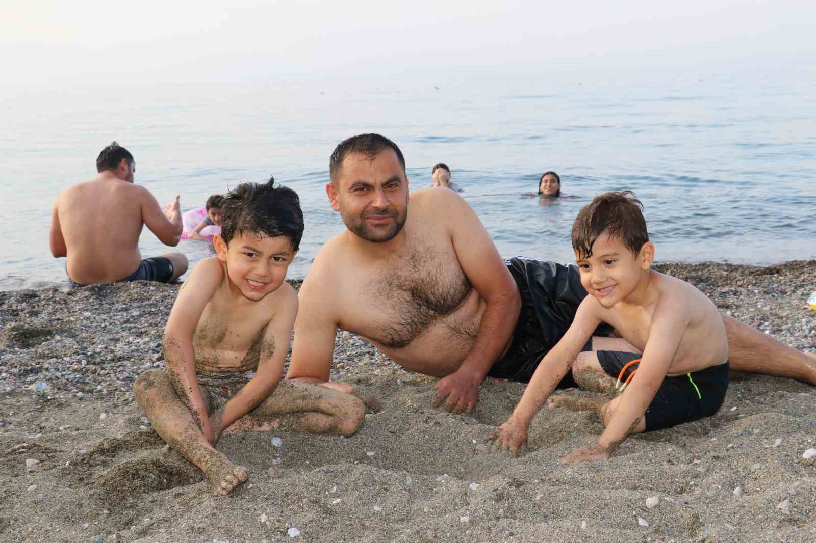 Sıcaktan bunalanlar Van Gölü’nde yüzerek serinliyor