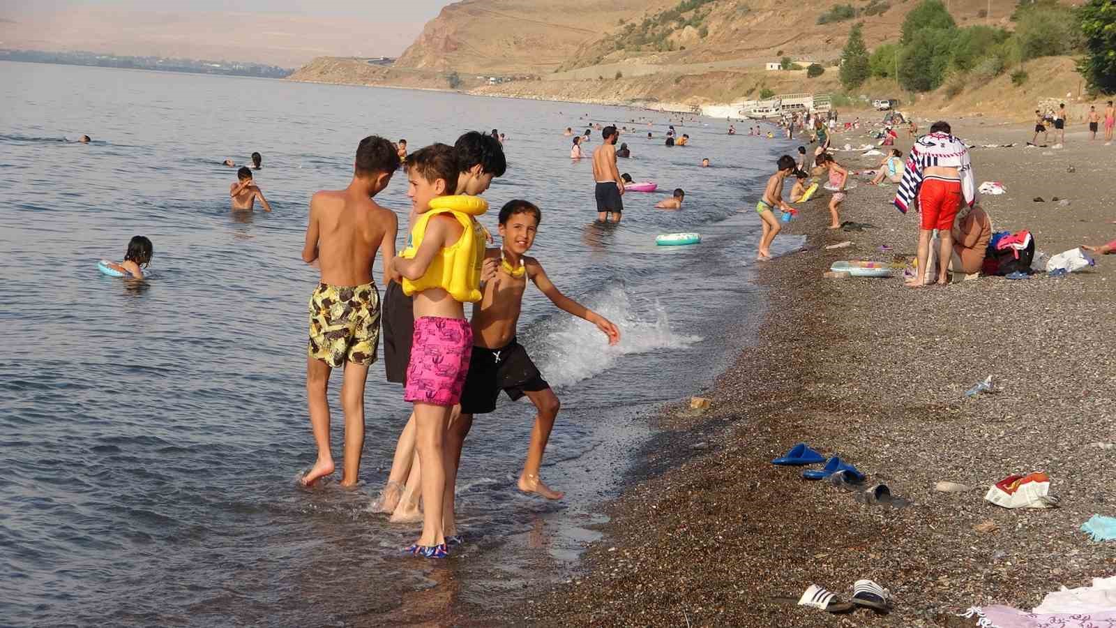 Sıcaktan bunalanlar Van Gölü’nde yüzerek serinliyor