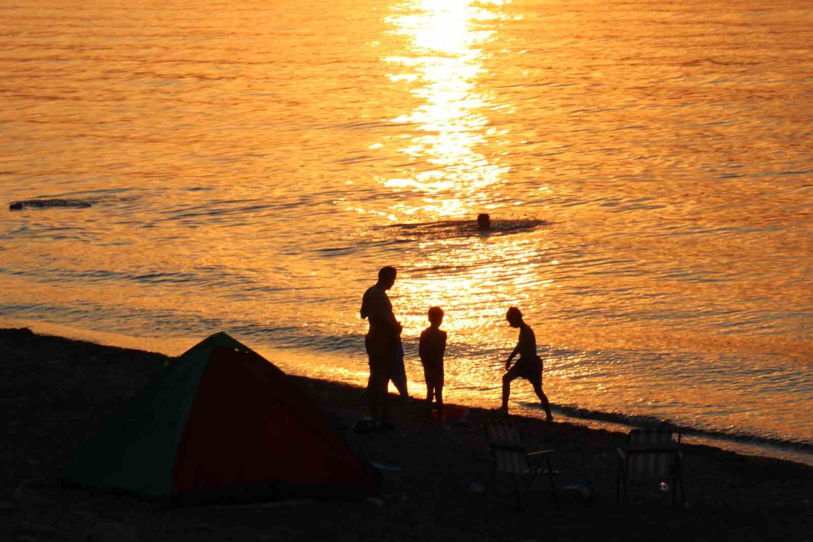 Sıcaktan bunalanlar Van Gölü’nde yüzerek serinliyor