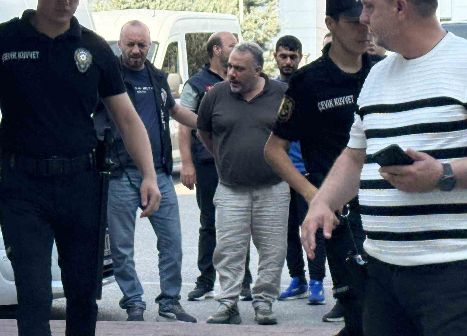 Motosikletle takip ettikleri şahsa kurşun yağdırdılar... Silahlı saldırı anı kamerada