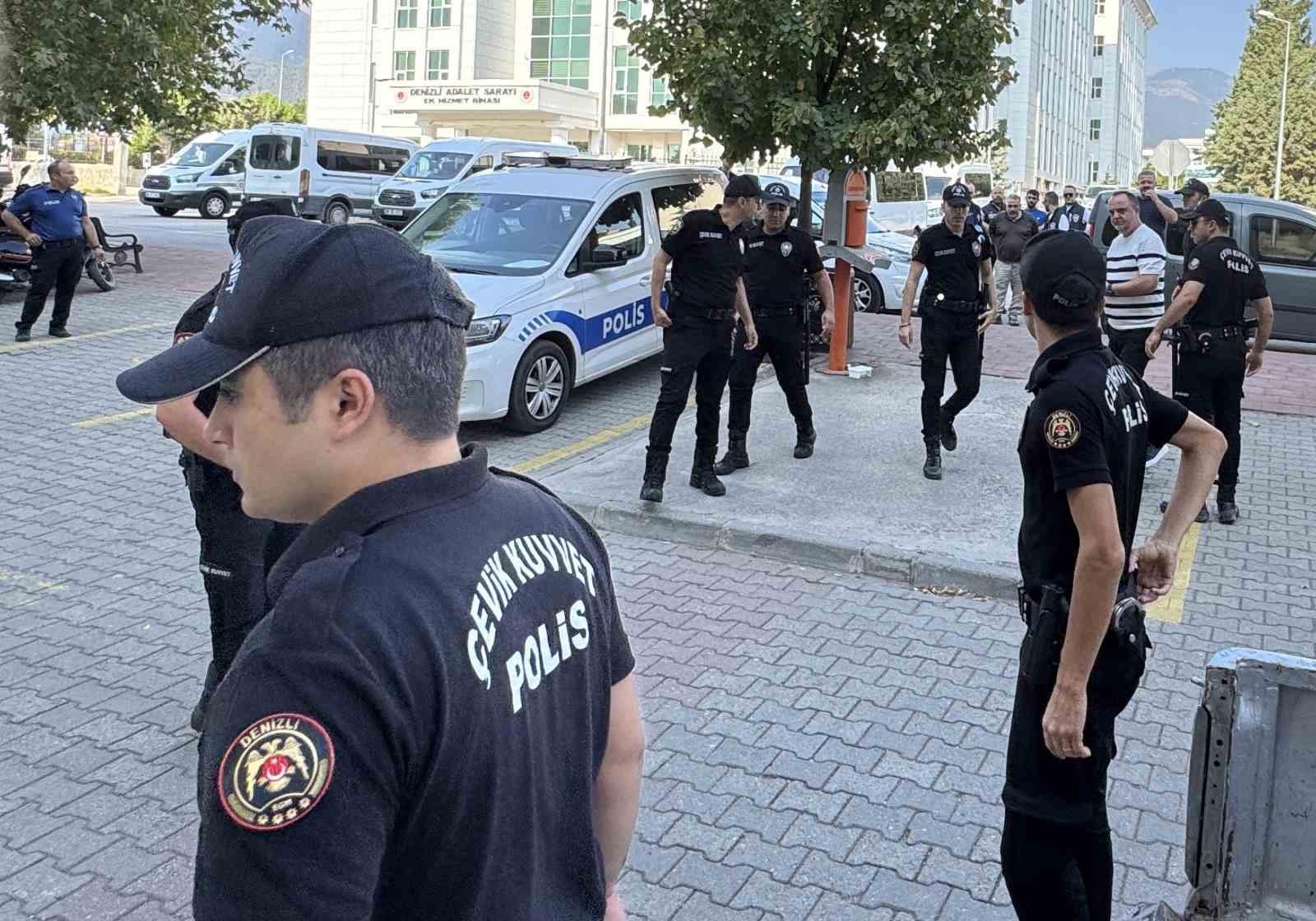 Motosikletle takip ettikleri şahsa kurşun yağdırdılar... Silahlı saldırı anı kamerada