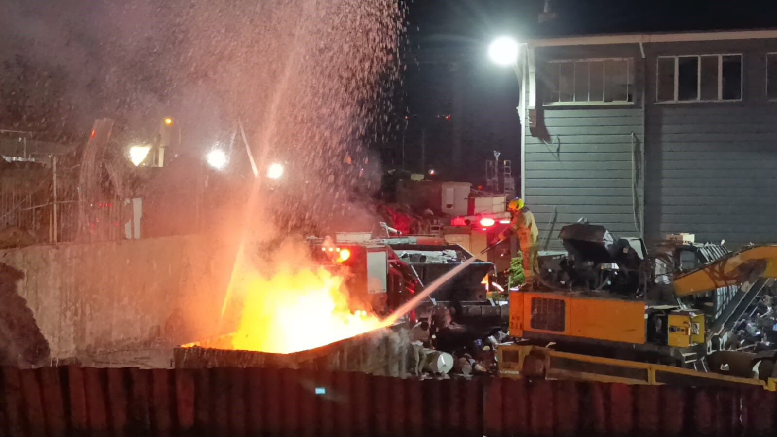 Bursa’da geri dönüşüm tesisinde yangın: 1 itfaiye eri ağır yaralandı