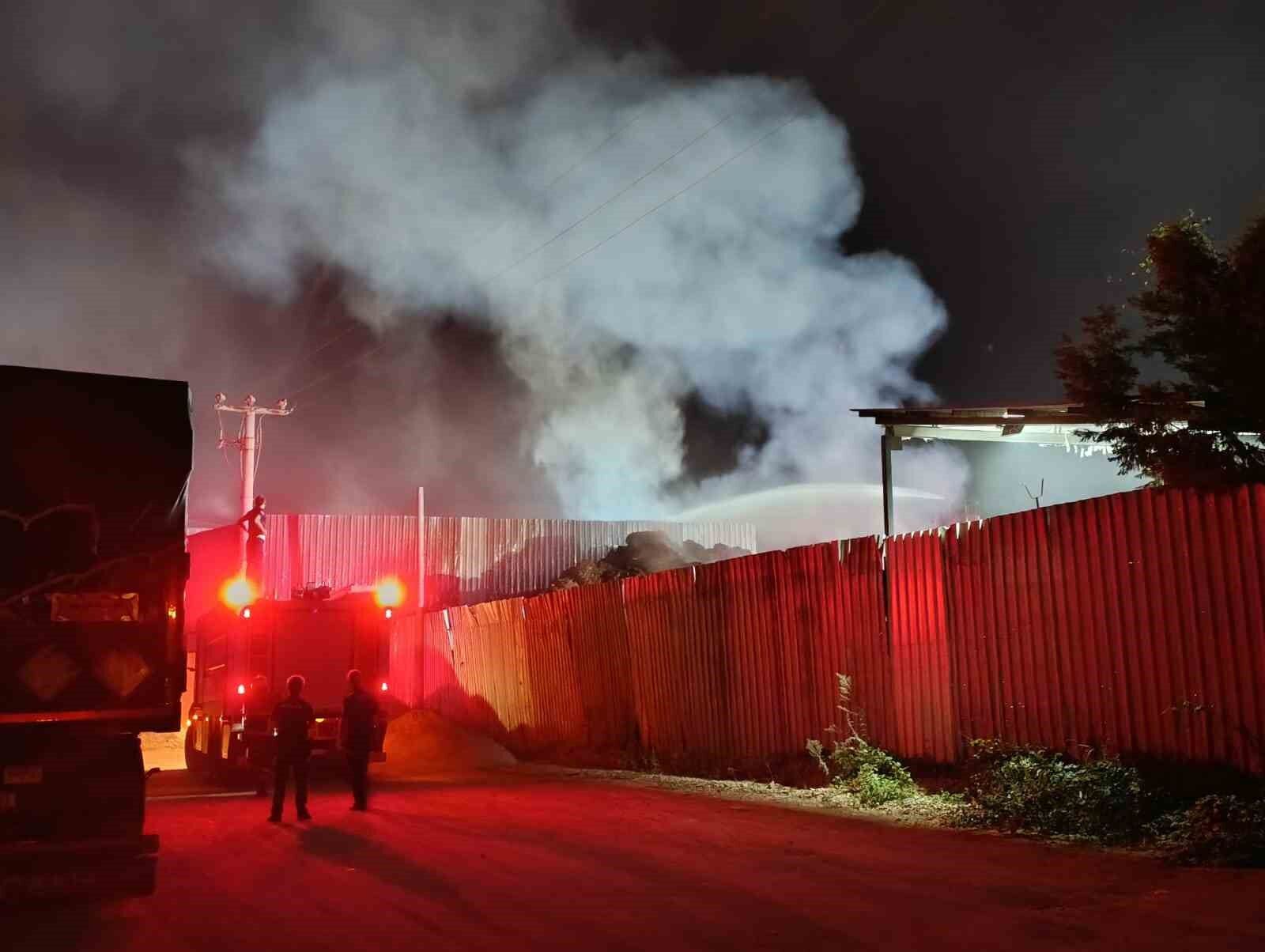 Bursa’da geri dönüşüm tesisinde yangın: 1 itfaiye eri ağır yaralandı