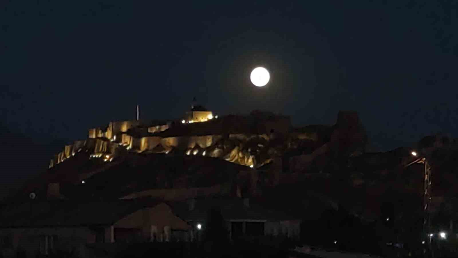 Dolunay, Van Kalesi’yle buluştu