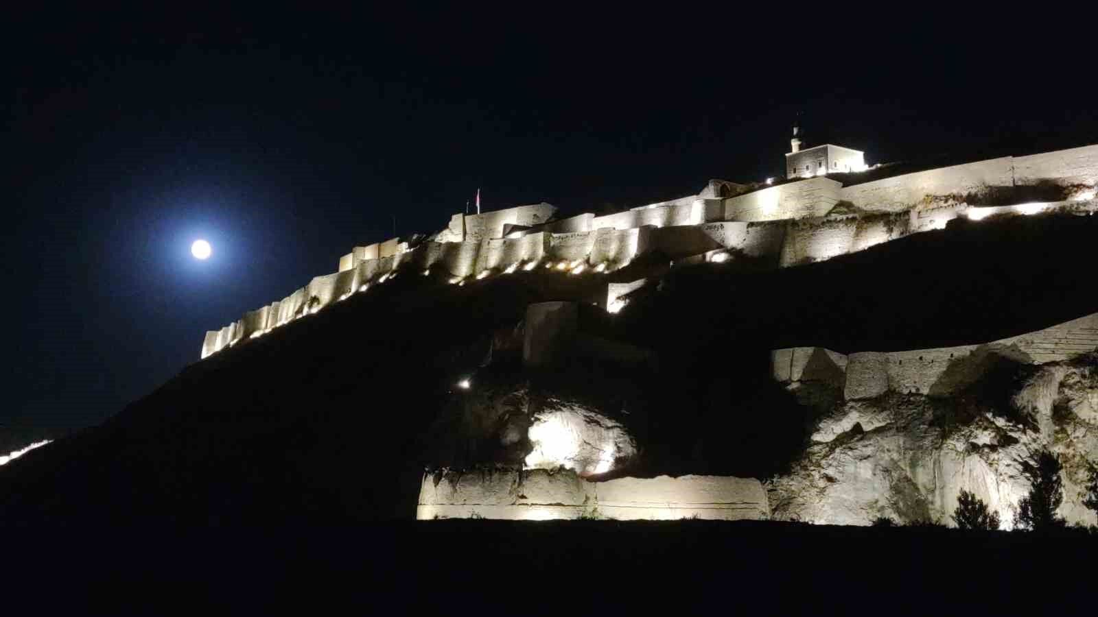 Dolunay, Van Kalesi’yle buluştu