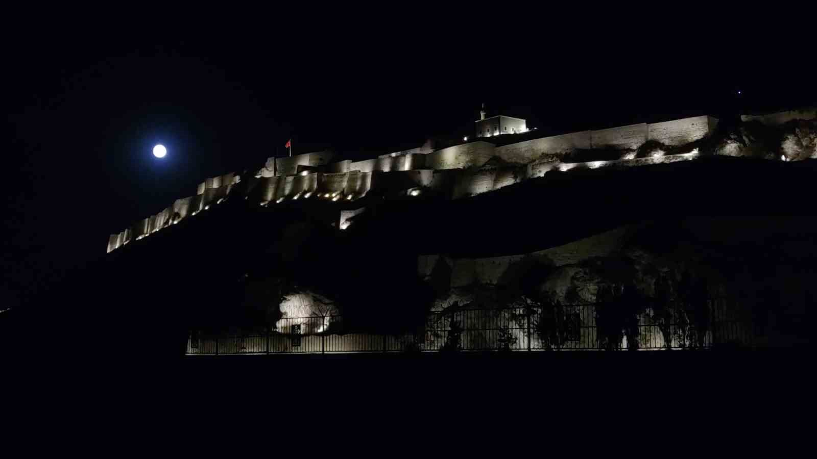 Dolunay, Van Kalesi’yle buluştu