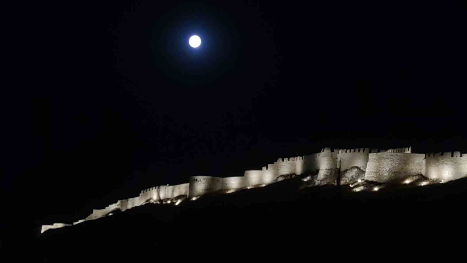 Dolunay, Van Kalesi’yle buluştu