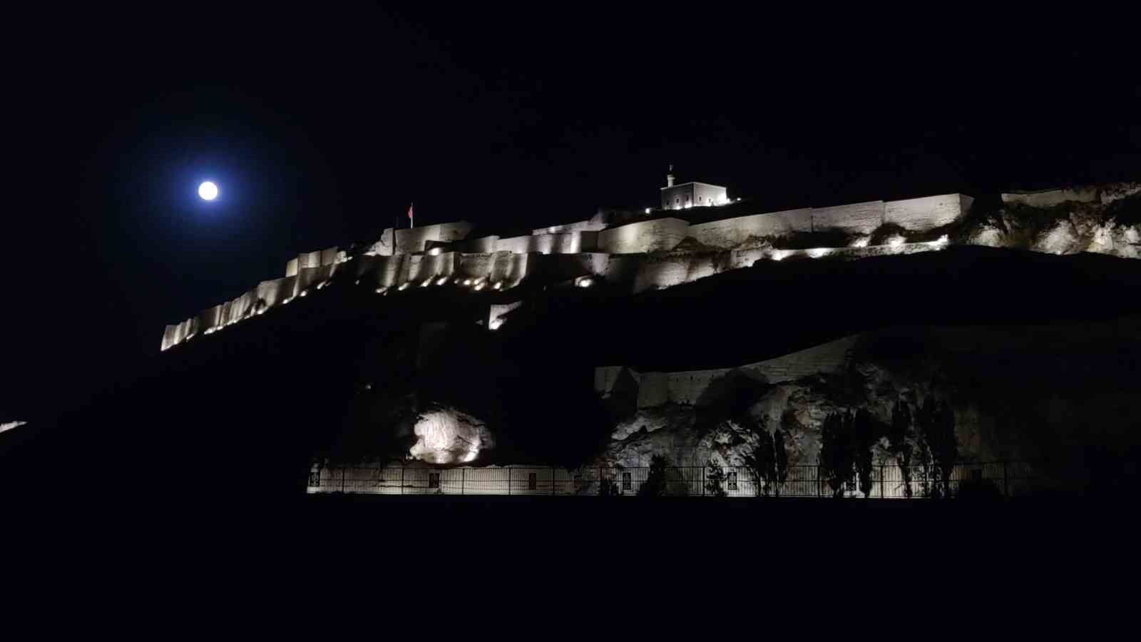 Dolunay, Van Kalesi’yle buluştu